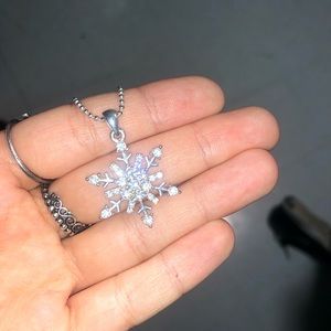 ❄️ Snowflake necklace !
